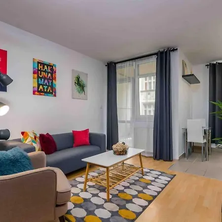 Spacious With Private Car Park & Balcony Lägenhet *