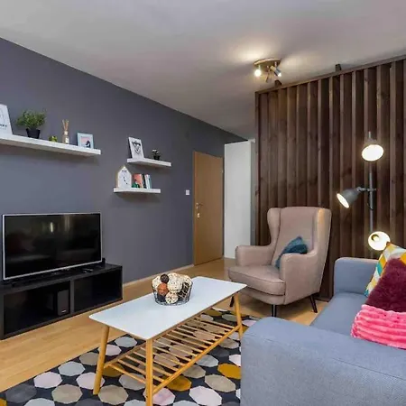 Spacious With Private Car Park & Balcony *