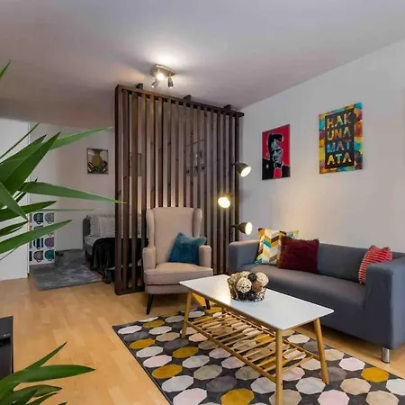 Spacious With Private Car Park & Balcony Apartment Budapest