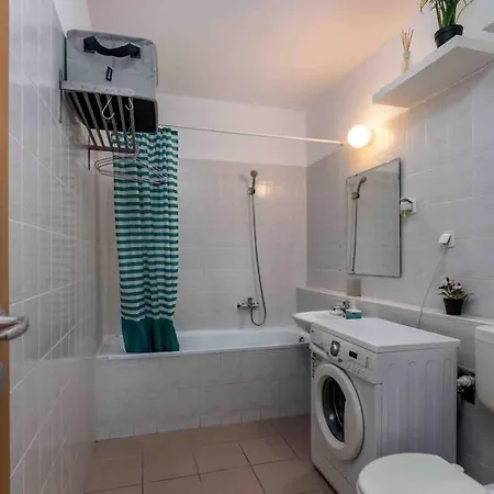 Spacious With Private Car Park & Balcony Apartment *