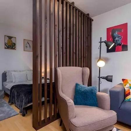 Spacious With Private Car Park & Balcony Budapest