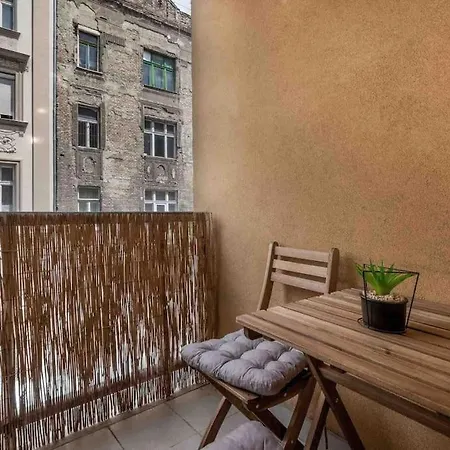 Spacious With Private Car Park & Balcony Apartment *