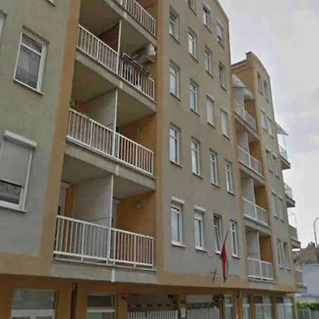 Spacious With Private Car Park & Balcony Budapest