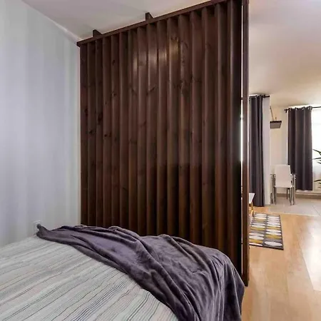 Spacious With Private Car Park & Balcony Apartment Budapest
