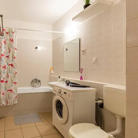 Apartment Spacious With Private Car Park & Balcony *