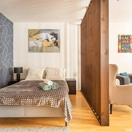 Apartment Spacious With Private Car Park & Balcony Budapest