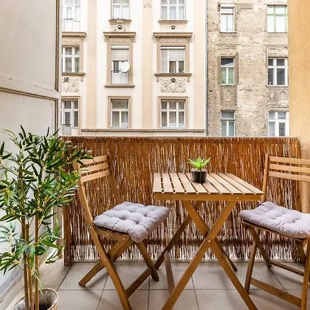Spacious With Private Car Park & Balcony Apartman Budapest